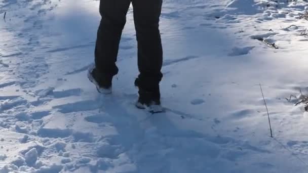Karda Yürüyen Bir Adamın Ayak Izlerini Karlı Zeminde Sürtünme Izlerini — Stok video