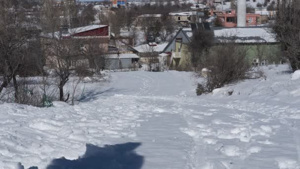 Köy Ülke Temalı Evler Kamera Önünde Kayak Yapan Tek Bir — Stok video