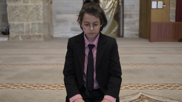 Obraz Małego Chłopca Garniturze Salatującego Się Meczecie Siedzącego Kolanach Klęczącego — Wideo stockowe