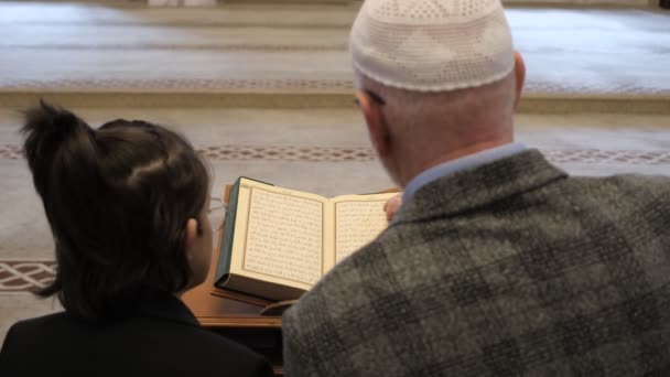Dědeček Vnuk Studují Korán Společně Rodiče Dávají Lekce Koránu Svým — Stock video