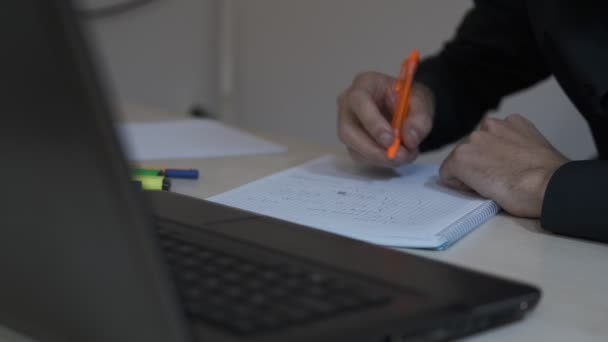 Study Write Paper Student Tar Anteckningar Med Färgade Pennor Närbild — Stockvideo