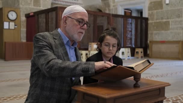 Dědeček Učí Svou Vnučku Recitovat Korán Mešitě Obraz Chlapce Jak — Stock video