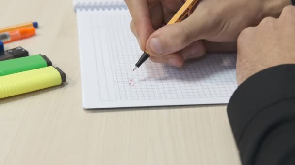 Schreibpapier Student Notizen Notizbuch Mit Buntstiften Machen Formen Mit Kugelschreiber — Stockvideo