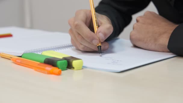 筆記学校 受験生 ペンでメモを取る ノートを書く 授業でメモを取る 宿題をする人 — ストック動画