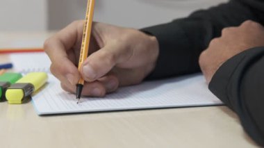 Öğrenci Yaz Okulu, renkli kalemlerle yazma, notlar alma, erkek eli çalışma dersleri, tükenmez kalemle yazma.