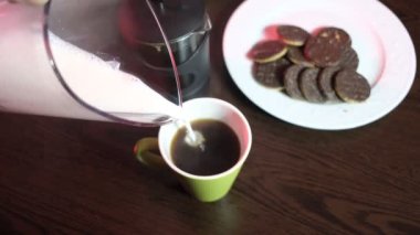 Sütlü kahve demlerken yakın çekim görüntüsü, Fransız presi ile demlenmiş kahve, sıcak içeceklerde kahve tüketimi.