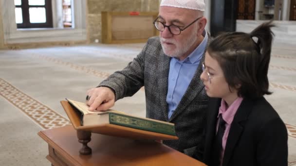 Malý Chlapec Učí Mešitě Učí Číst Koránu Pultu Starý Muž — Stock video