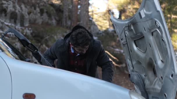 Mladý Muž Snaží Opravit Auto Které Porouchalo Lesním Počasí Kontroluje — Stock video