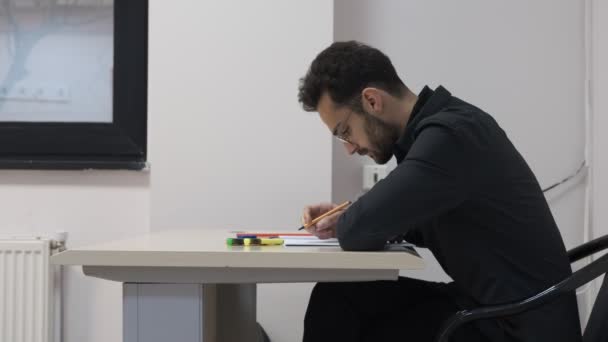 学生ワークテーブル 図書館で勉強する男 オフィスで働く人 机の仕事 書面による合意と契約 — ストック動画