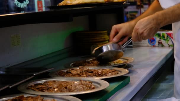 土耳其烤面包 传统的意大利面烤面包 土耳其街头风味 主厨烹调的烤面包 酸奶和胡椒配肉 — 图库视频影像