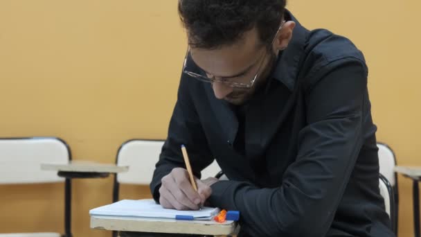 Студент Студент Обучающийся Классе Сдающий Экзамен Пишущий Заметки Тетрадке Ручкой — стоковое видео