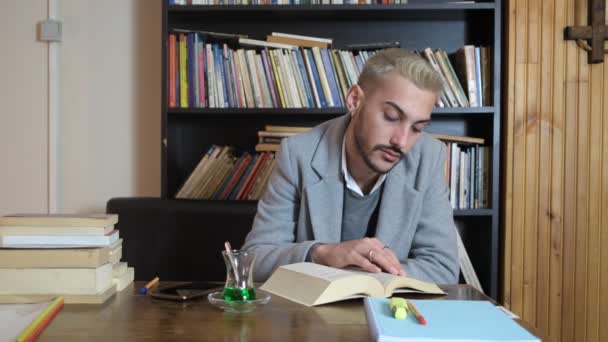 Концепция Молодого Человека Внимательно Читающего Книгу Спиной Библиотеке Исследователя Держащего — стоковое видео