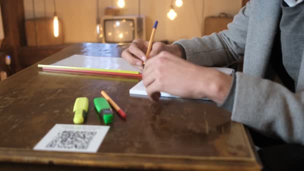Νεαρός Άντρας Κρατάει Σημειώσεις Χρωματιστά Μολύβια Κρατάει Σημειώσεις Ενώ Μελετάει — Αρχείο Βίντεο