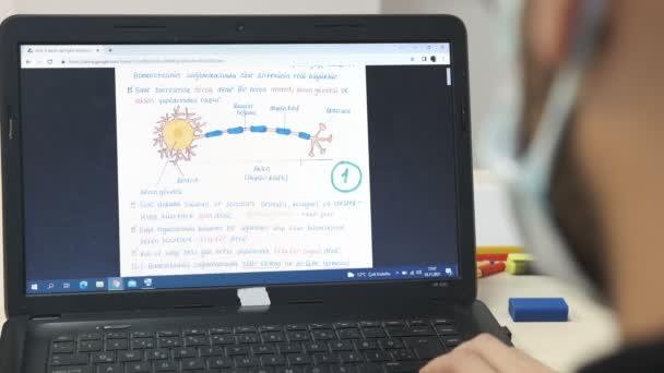 生物研究计算机 大流行病中的计算机筛选研究 刻苦学习的学生 家庭作业和工作单 教育和学习 — 图库视频影像