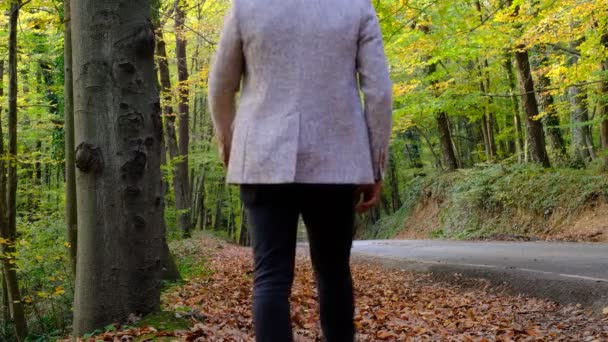 Молодой Человек Куртке Идет Лесу Коричневых Листьях Человек Который Ходит — стоковое видео