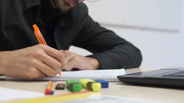 Student Working Table Student Robiący Notatki Kolorowymi Ołówkami Widok Bliska — Wideo stockowe