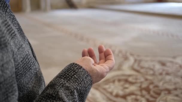 彼の指でロザリオ老人 彼の指を使用してタシュビーを使用してイスラム教徒 モスク内で祈る礼拝男のイメージ — ストック動画