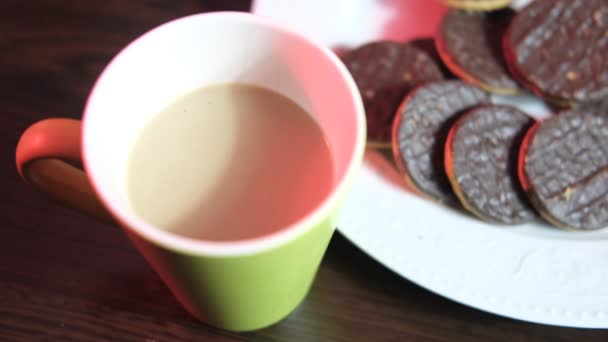 Detailní Záběr Izolované Kávy Mlékem Občerstvením Kávou Čokoládovými Sušenkami Smíchanými — Stock video