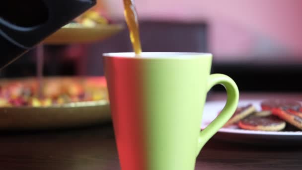 Zbliżenie Kubek Kawy Napełniający Zaparzoną Mleczną Kawę Korzystanie Francuskiej Prasy — Wideo stockowe
