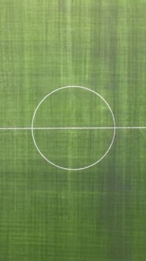 Halka açık bir parkta futbol sahası. Yeşil bir futbol sahasının insansız hava aracı görüntüsü.