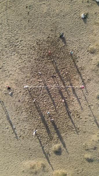 Волейбол Песчаный Пляж Воздушный Дрон Выстрел Волейбольная Площадка Песке Людьми — стоковое видео
