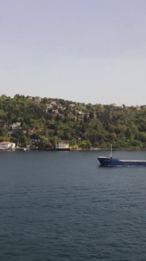 İstanbul Boğazı 'nda Gemi Olan Deniz Taşıyıcısı Türkiye' de Hava Aracı Uçağı Uçtu