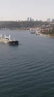 İstanbul Boğazı 'nda Gemi Olan Deniz Taşıyıcısı Türkiye' de Hava Aracı Uçağı Uçtu