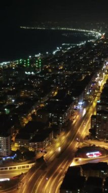 Zaman aşımına uğramış şehir manzarası aydınlanmış yollar ve büyük bir şehir insansız hava aracı.
