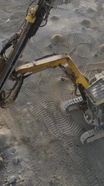 Kazı alanının hava drone görüntüsü, inşaat ekipmanlarıyla kazılmış bir toprak yığını, kuyu kazmak için maden şantiyesinin havadan görüntüsü