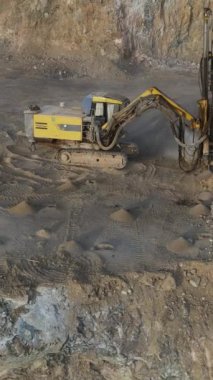 Kazı alanının hava drone görüntüsü, inşaat ekipmanlarıyla kazılmış bir toprak yığını, maden şantiyesinin hava görüntüsü