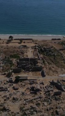 Antik şehrin üzerindeki deniz manzarası, Anamurium Anamur Mersin 'in yamaçtaki antik şehrin üzerindeki deniz manzarası.