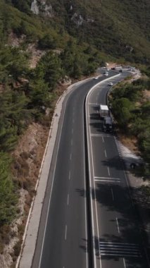 Tepedeki orman otoyolu, ağaçlarla kaplı otoyol İHA 'yla vurulma, ormandan geçen yol ulaşımı, dağdan geçen araç.