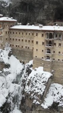 Hareketli tarihi mekanlı hava manzarası Sumela Manastırı yapısı, insansız hava aracı tarihi Hristiyan mimarisi Sumela Manastırı, Trabzon Türkiye 