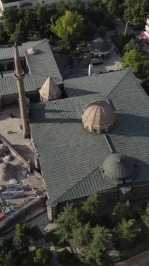 Tarihi Osmanlı Camii, şehir merkezindeki tarihi bir cami ve çevresindeki dini kompleks olan Türk Kayseri 'nin havadan görünüşü