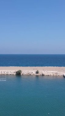 Akdeniz 'in mavi sularına yanaşmış bir yolcu gemisi güzel bir hava manzarasında yelken açar.