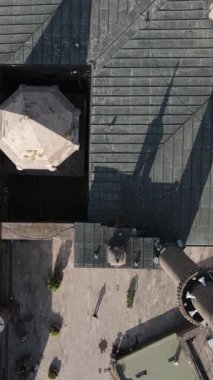 Cami kompleksi, tarihi bir caminin havadan görünüşü ve etrafındaki medrese. Kayseri, Türkiye