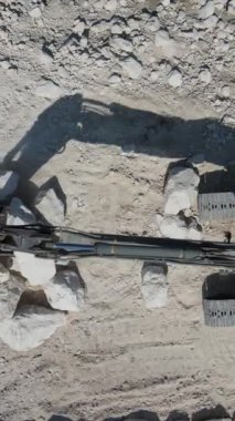 Sürüngen makinesi taşları kovayla istifler, peyzaj, hava manzarası