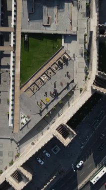 Tarihi medrese kompleksi, şehir merkezinde tarihi bir kale ve etrafında akan trafik, geniş bir kavşak ve eski bir cami. Kayseri, Türkiye