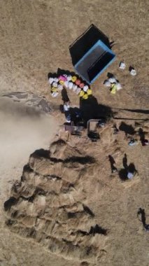 Geleneksel traktör hasat çiftçi, hamal ve çiftlik işçisi, kadın ve erkek birlikte hasat, drone ile hava manzarası, buğday kamışı taşıyan işçiler