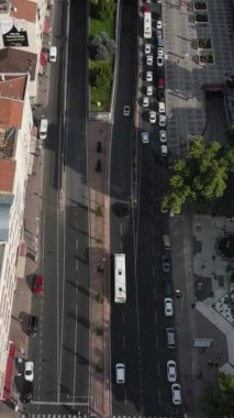 Şehir merkezi manzarası, şehir merkezinde otobanda hareket eden araçların hava aracı görüntüsü