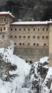 Eski Hıristiyan mekanı Sumela Manastırı 'nın hava manzarası, tarihi Sumela Manastırı Trabzon Türkiye' de yüksek dağlarda inşa edildi. 