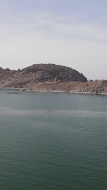 Göl minibüsündeki adanın insansız hava aracı görüntüsü, akdamar adasının manzarası, hindinin coğrafi güzellikleri, gölün ortasındaki ada.