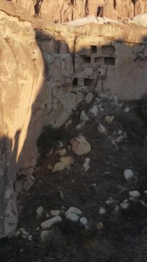 Türkiye 'nin Cappadocia kentindeki doğal oluşum çadırı kayalarının insansız hava aracı görüntüsü. Nevsehir Goreme şehrinde kayaların oyulduğu ve şekillendirildiği gizemli turistik yer.