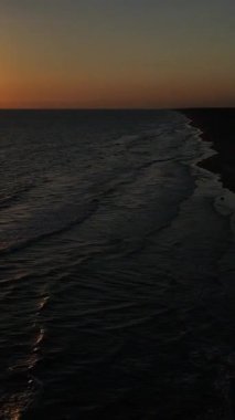 Gün batımı dalgalara yansıdı güneşin görüntüsü günbatımında dalgalara yansıyor ve dalgalar kıyıya ulaşıyor.