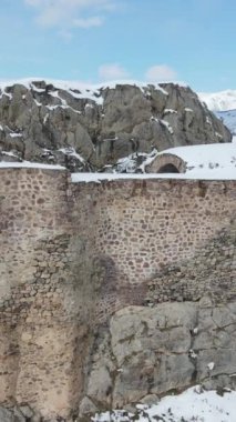 Gumushane 'de dağın tepesine yapılmış keçi şatosu, hindiyle ünlü dağın tepesine inşa edilmiş antik şato manzarası, ulaşılamayan şato ise keçi şatosu.
