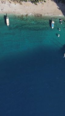 Türkiye 'nin Fethiye kentindeki Kelebek Vadisi' nin havadan görünüşü, Akdeniz 'in berrak sularına demir atmış tekneler ve manzara, vadi çeşitli kelebek türlerine ev sahipliği yapıyor.