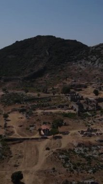 Kıyıdaki antik şehir, kıyıdaki antik şehir dağ yamacında inşa edildi ve harika bir deniz manzarası var..