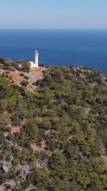 Deniz feneri üzerindeki üstgeçitte deniz ve dağ manzarası, İHA, Gelidonya ve Türkiye 'den Antalya' nın tüm gemi ve deniz atışlarını koruyor..