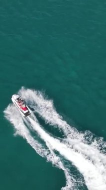 Çiftin yaz tatillerini jet ski ile geçirdiği Drone görüntüsü, Akdeniz 'in turkuaz sularında yaz tatili eğlencesi