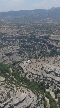 Dönen vadideki yeşil ağaçların güzel manzarası. İnsansız hava aracıyla harika bir plato manzarası